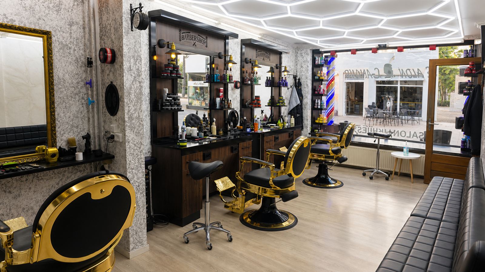 Barbershop interiør hos Lavand Frisør i Sønderborg med barberstole og spejle